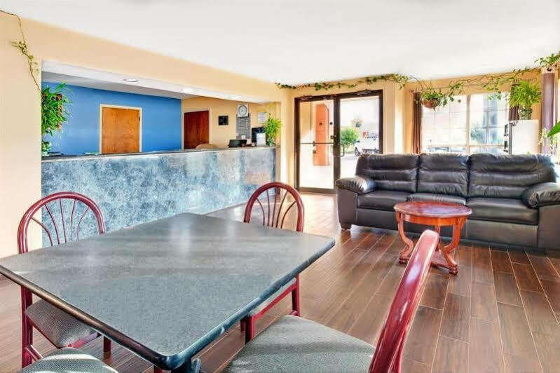 Hotel Super 8 By Wyndham Terrell